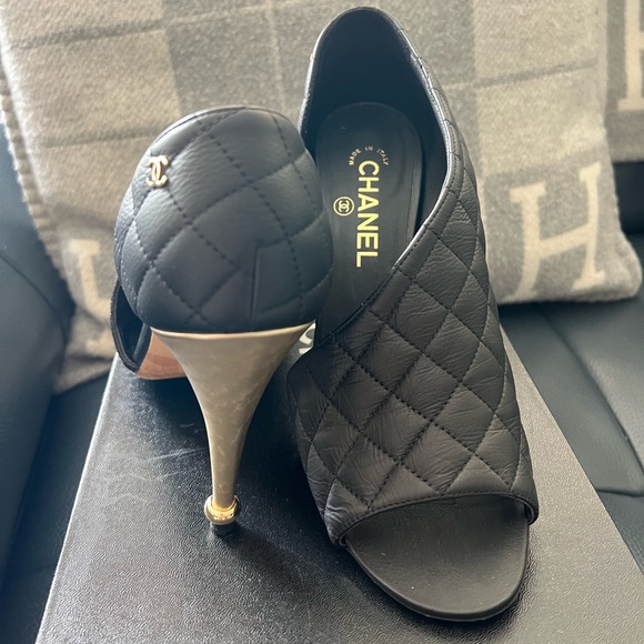 Chanel Logo Black Quilted Matelasse Leather Peep Toe Dorsay Gold High size 39 - Picture 5 of 5
